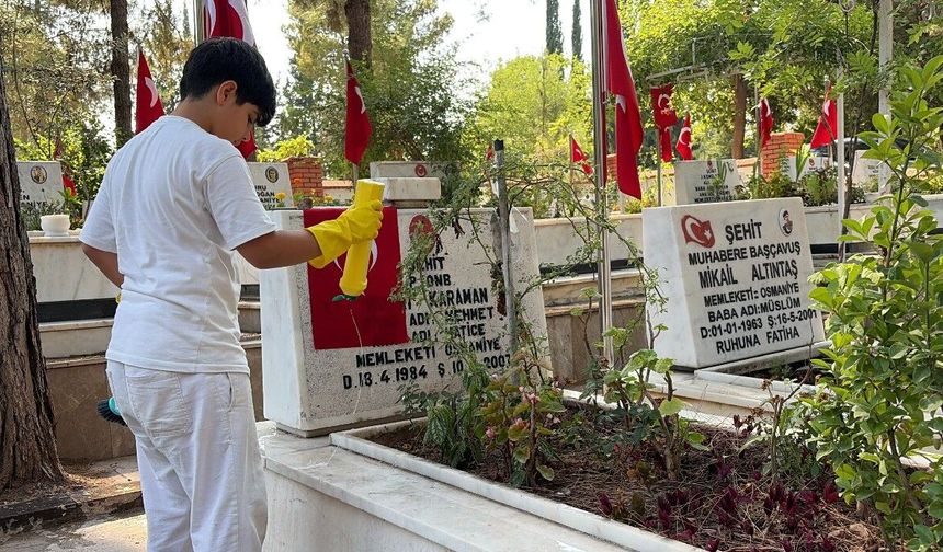 Yaşıtları oyun oynarken, O, şehit mezarlıkları ve çeşmeleri temizliyor