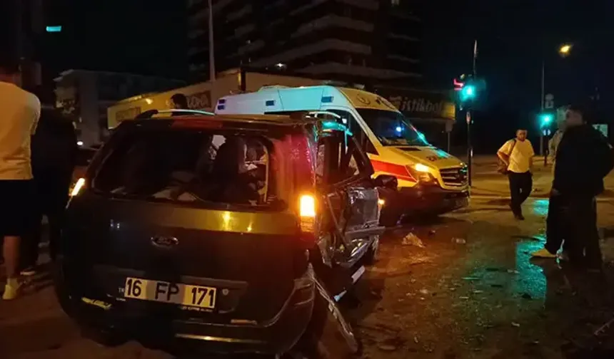 2 otomobil çarpıştı: 7 yaralı
