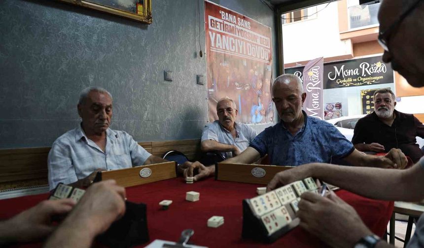 ‘Bana şans getirmiyorsun’ dedi, yancıyı dövdü! Masalar ayrıldı