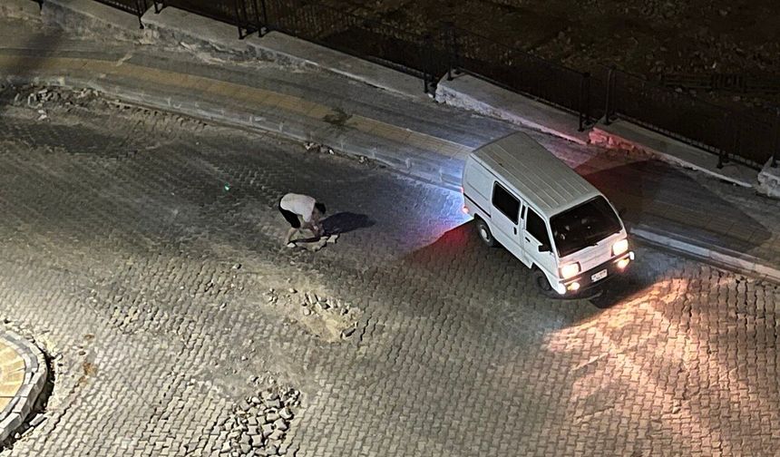 Kahramanmaraş'ta vatandaştan örnek davranış: Yoldaki çukuru doldurdu