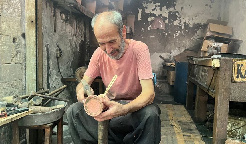 Adana'da hem kalaycı hem şair usta