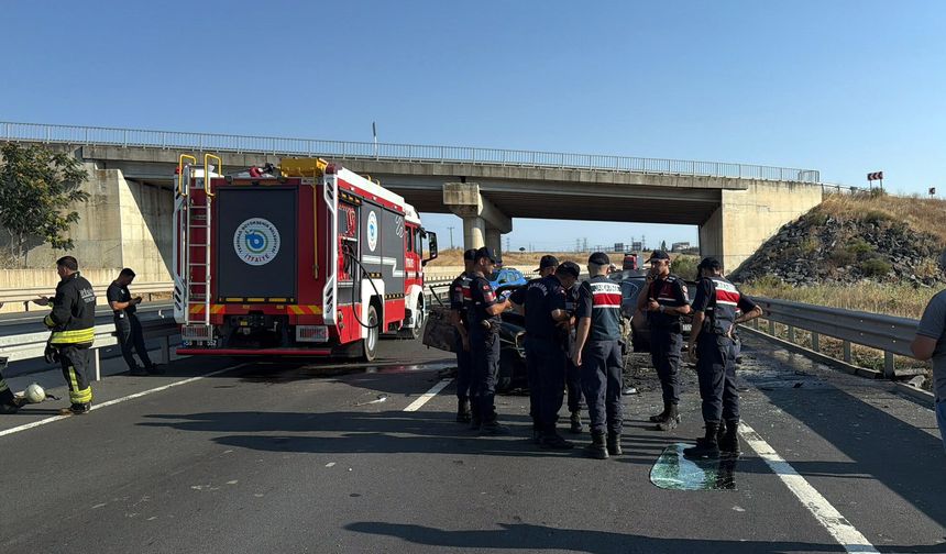 İki otomobilin çarpıştığı kazada araçlardan birinde yangın çıktı: 1 ölü, 2 yaralı