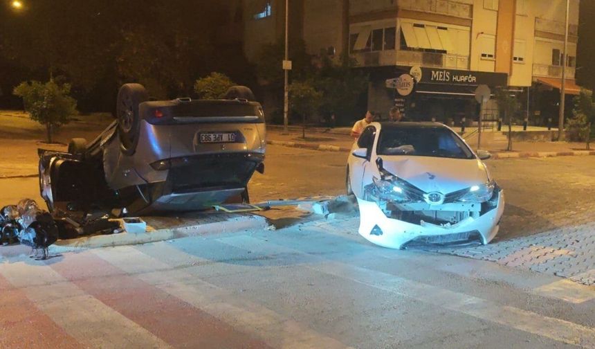 Antalya'da iki otomobil çarpıştı: Ters dönen araçtaki 2 kişi yaralandı