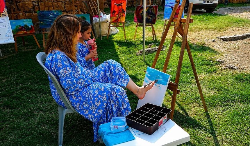 Ayaklarıyla yaptığı eserleri dünyaya ulaştıran Ressam Ayşe Işık sergisini açtı