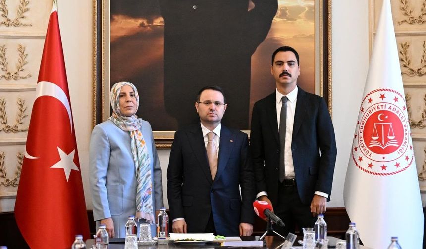 Bakan Gürlek, Muhsin Yazıcıoğlu’nun ailesiyle görüştü