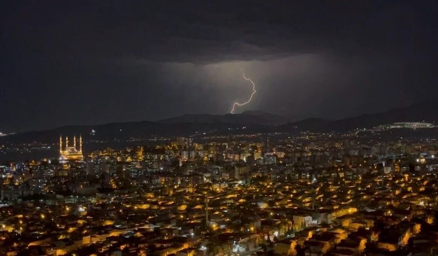 Kahramanmaraş’ta Yıldırımlar Geceyi Gündüze Çevirdi