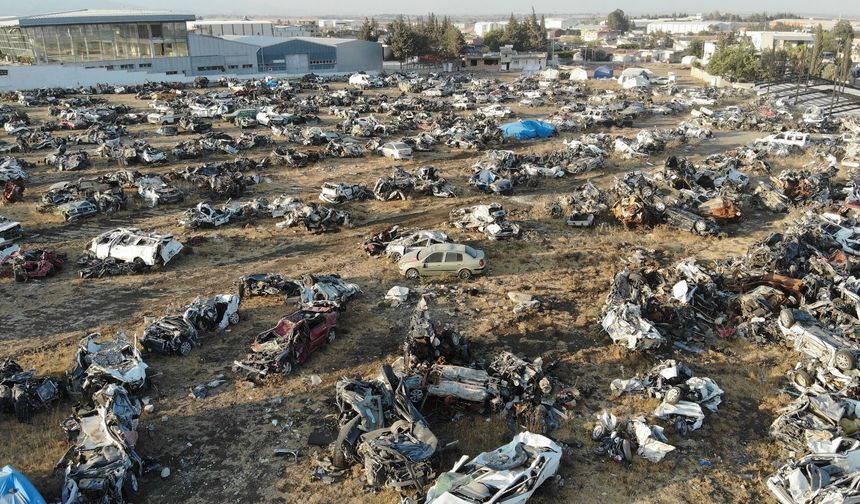 Depremin acı yüzünü yansıtan araç mezarlığından geriye sadece bir minibüs kaldı