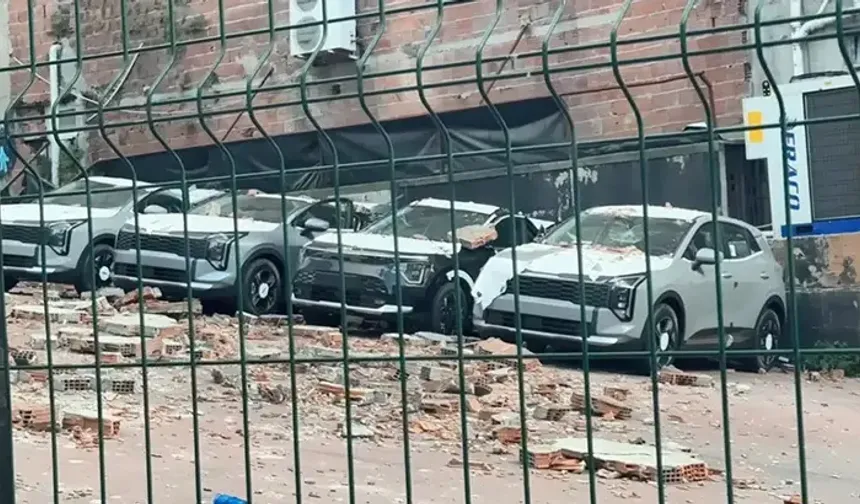 Duvar otoparka doğru çöktü: 12 sıfır araçta 30 milyon liralık hasar oluştu