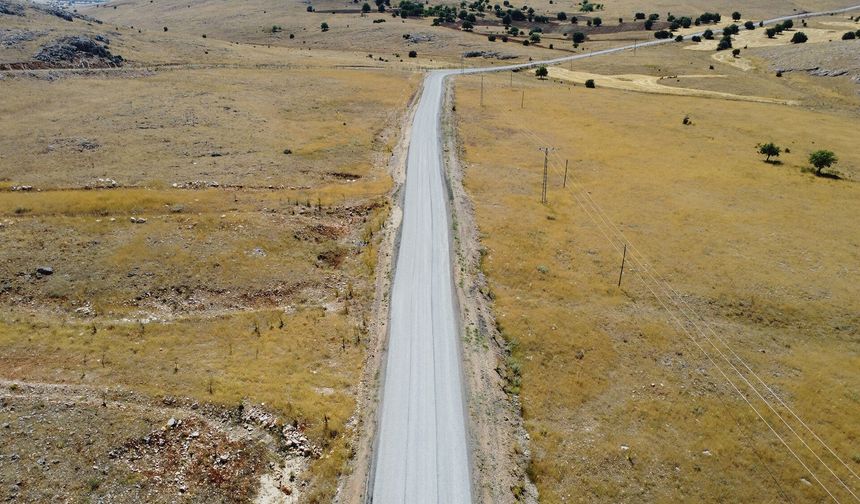 Kahramanmaraş Elbistan'da 10 mahallenin kullandığı grup yolunda asfalt mesaisi