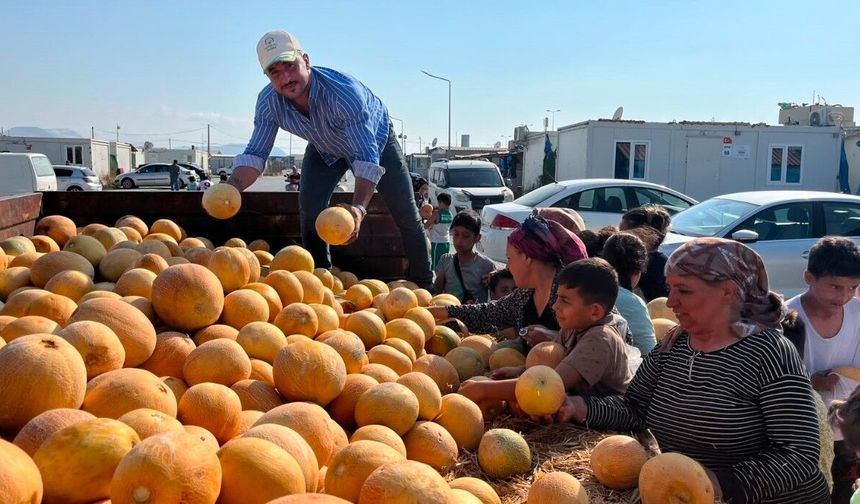 Tüccarın teklifini reddetti, 50 ton kavunu depremzedelere ücretsiz dağıtıyor