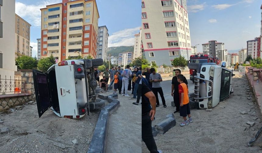 Kahramanmaraş’ta direksiyon hakimiyetini kaybeden araç yan yattı: 2 yaralı