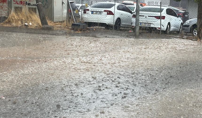 Kahramanmaraş’ta gökyüzü şimşeklerle aydınlandı, sağanak başladı