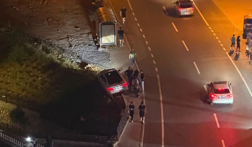 Kahramanmaraş’ta Lüks Otomobil Dere Yatağında Askıda Kaldı!