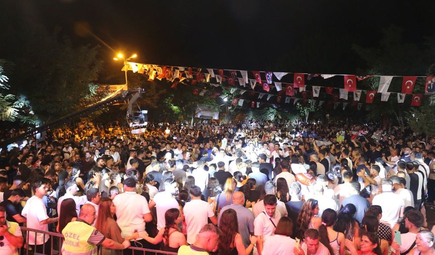 Kahramanmaraş’ta müzik dolu gece! Pazarcık’ta binlerce vatandaş bir araya geldi