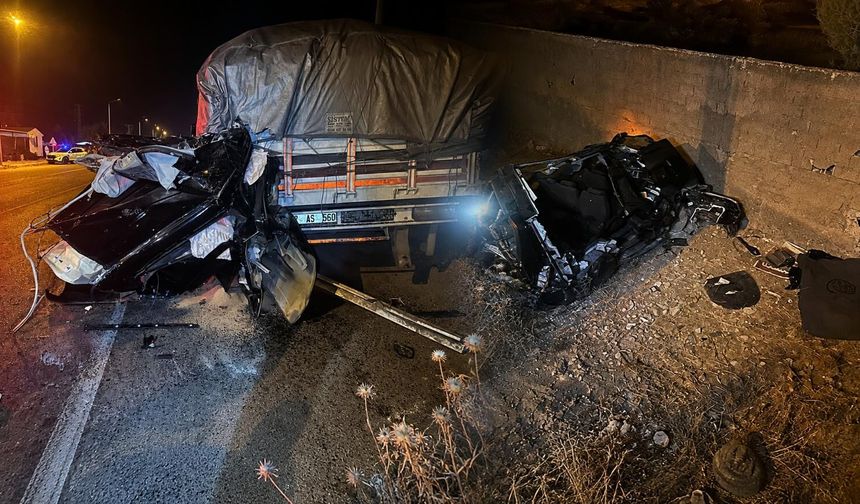 Kahramanmaraş’ta otomobil TIR’ın altına girdi: 1 ölü, 1 ağır yaralı