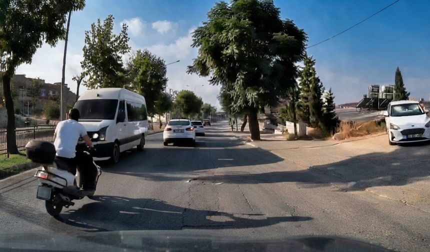 Kahramanmaraş’ta ters yöne giren servis minibüsü kazaya davetiye çıkardı