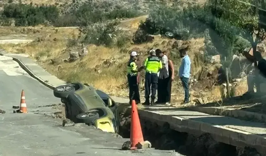 Otomobil, açılan çukura uçtu