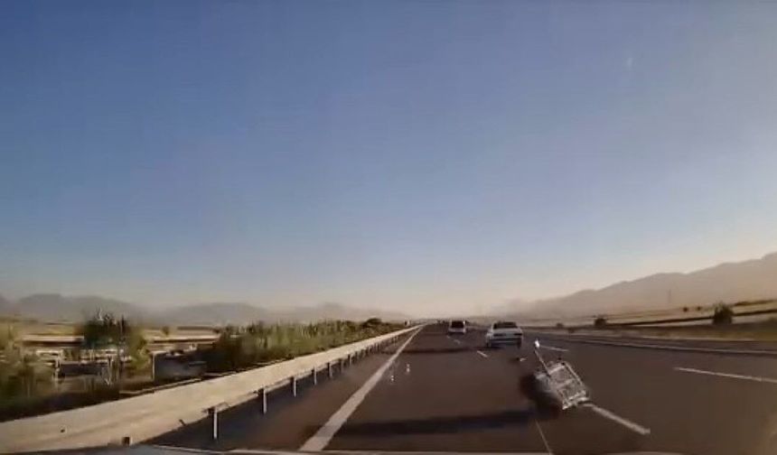 Rüzgardan uçan portbagaj faciaya neden oluyordu: O anlar kamerada