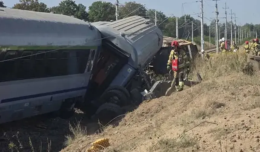 Tren kamyonla çarpıştı: 1 ölü, 19 yaralı