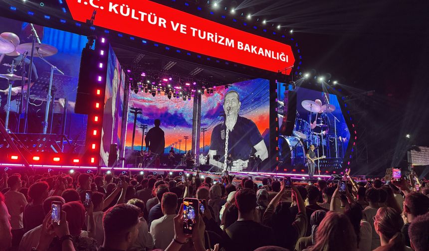 Kahramanmaraş'ta Kültür Yolu Festivali'nde Kıraç sahne aldı