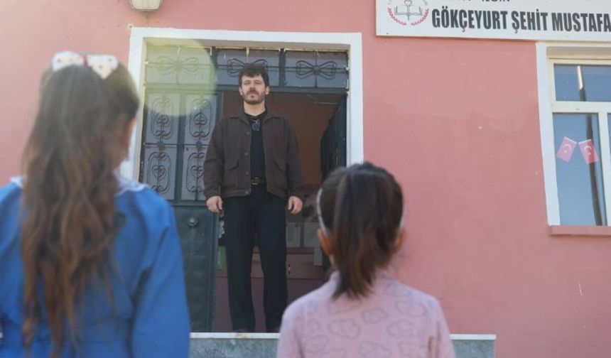 Bir ilkokulda 2 öğrenci ve 1 öğretmen için ilk ders zili çaldı