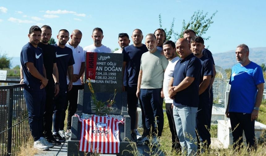 Depremde hayatını kaybeden futbolcu Hakan Doğan mezarı başında anıldı