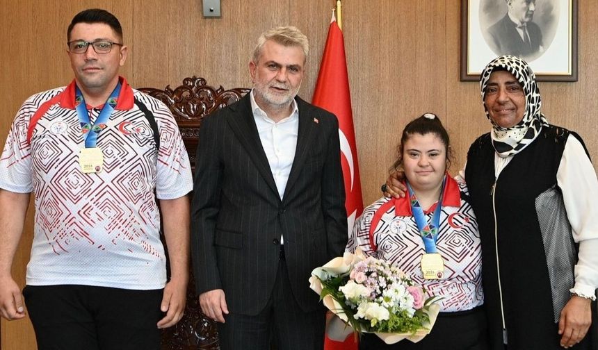Dünya şampiyonu Zeynep Sude'den Başkan Fırat Görgel'e ziyaret