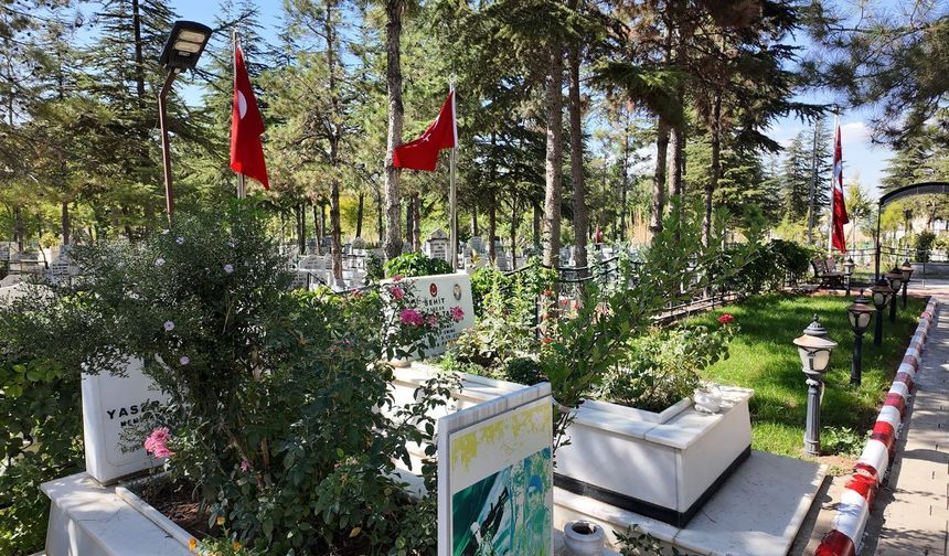 Elbistan mezarlıklarında bakım mesaisi sürüyor