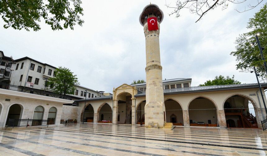 Kahramanmaraş’ta 32 yaşındaki adam Ulu Camii’de kendini kesti