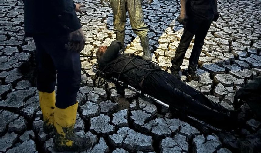 Kahramanmaraş’ta çamura saplanan yaşlı adam kurtarıldı