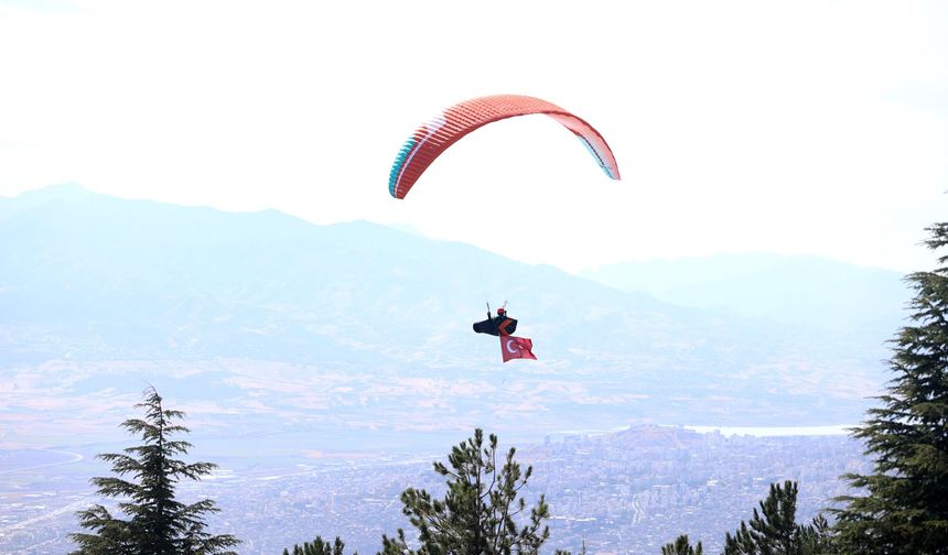 Kahramanmaraş’ta gökyüzü paraşütlerle doldu!