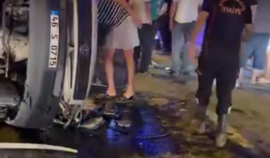Kahramanmaraş’ta iki araç çarpıştı! Servis aracı yan yattı