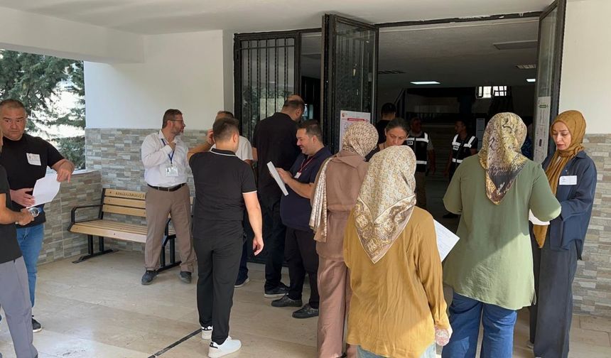 Kahramanmaraş’ta KPSS heyecanı! Adaylar salonları doldurdu, aileler okul önünde bekledi