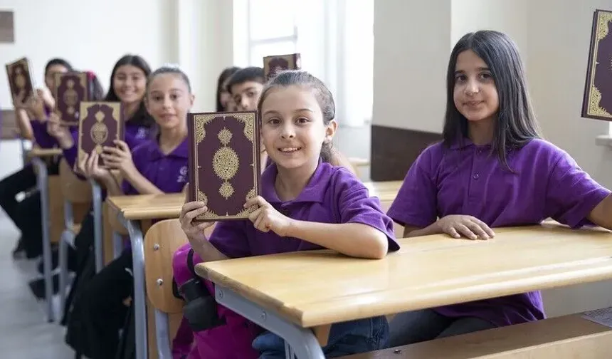 Seçmeli Kur’an-ı Kerim dersini seçenlere Kur’an-ı Kerim hediyesi