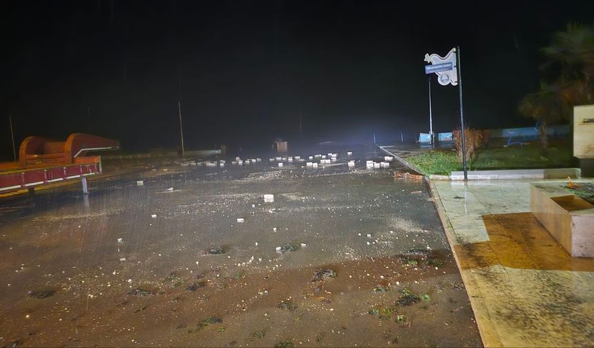 Mudanya Sahilinde Fırtına Parke Taşlarını Söktü