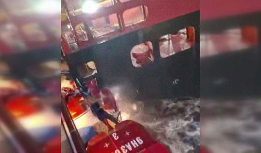 2 bin 428 yolcusu bulunan gemi, yük gemisine çarptı