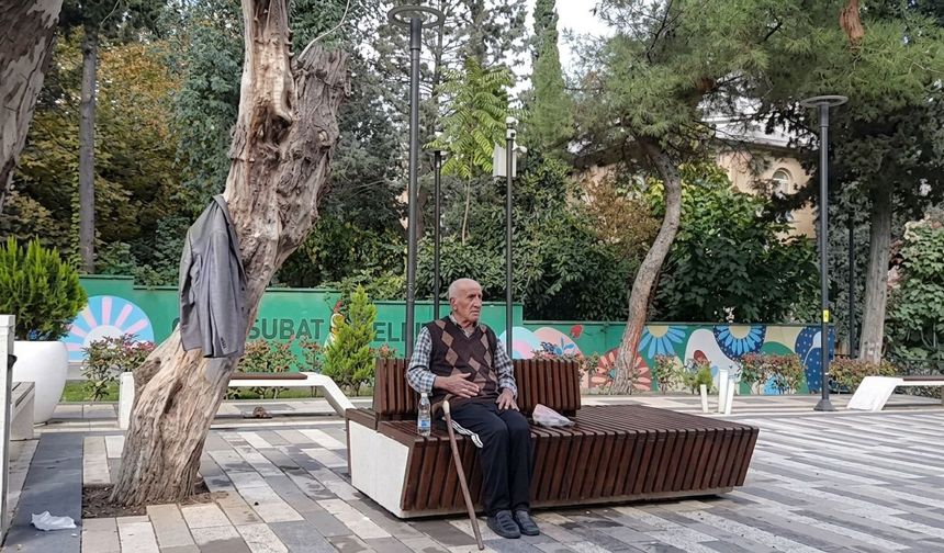 Kahramanmaraş’ta yaşlı adamı oyalayıp cebindeki parayı aldılar