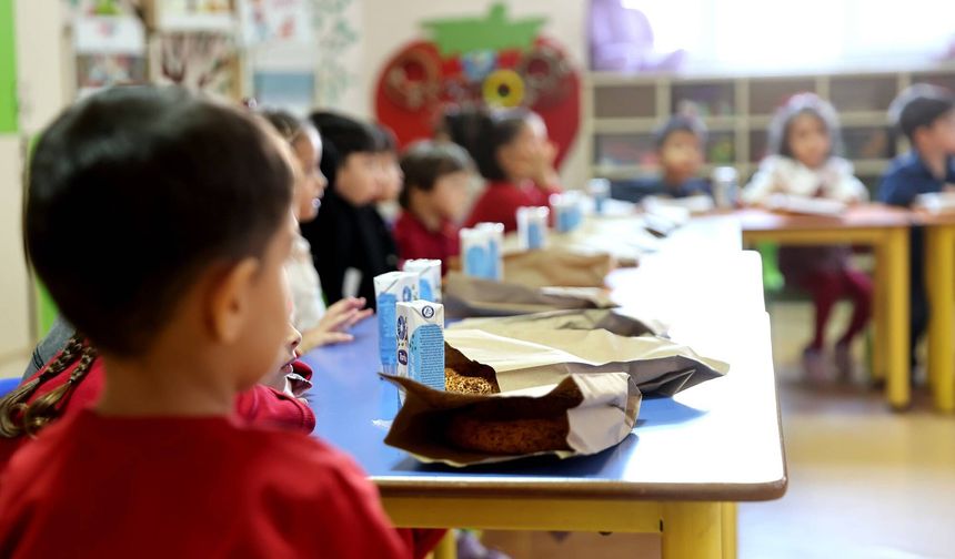 Kahramanmaraş'ın komşu ilinde anaokulu öğrencilerine simit ve süt desteği