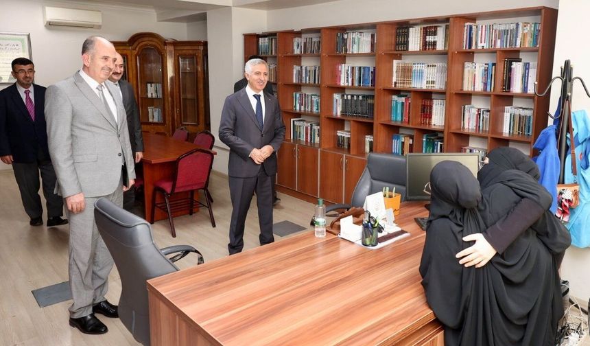Kahramanmaraşlı siyam ikizleri Ayşe ve Sema azimleriyle örnek oluyor
