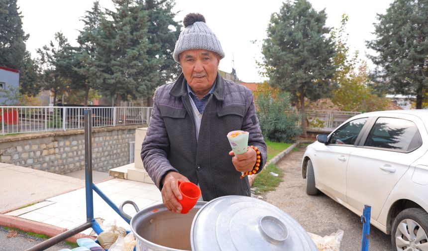 Kahramanmaraş’ta 77 Yaşındaki Osman Amca 35 Yıldır Aynı Arabayla Nohut Satıyor!