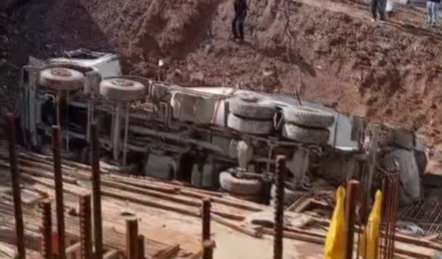 Kahramanmaraş’ta beton kamyonu inşaat temeline devrildi!