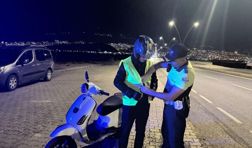 Kahramanmaraş’ta motosiklet sürücülerine reflektif yelek dağıtıldı