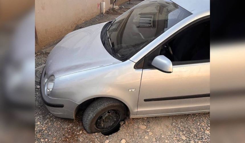 Kahramanmaraş'ta otomobil yolda oluşan çukura düştü