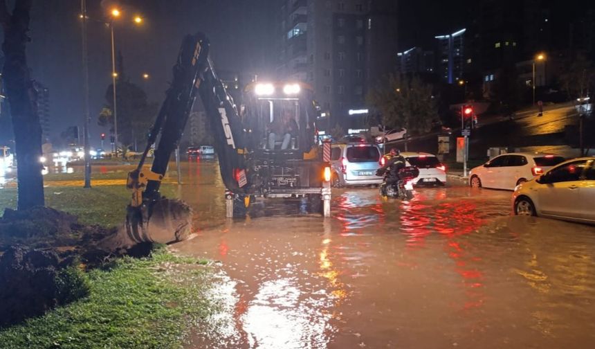 Kahramanmaraş'ta sağanak sonrası gece mesaisi