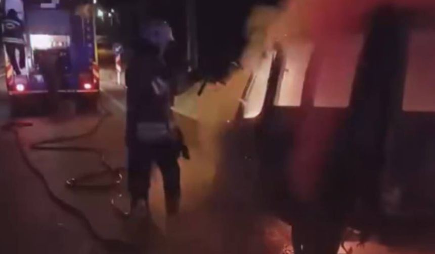 Kahramanmaraş'ta seyir halindeki hafif ticari araç alev alev yandı