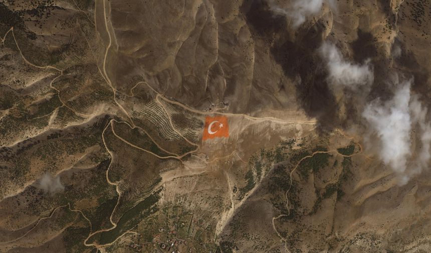 Kahramanmaraş'ın dağlarındaki Türk bayrakları uzaydan görüntülendi!