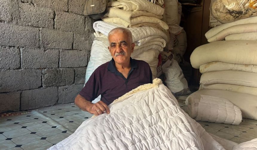 Osmaniye'de 54 yıldır yorgan dikiyor! 10 metrekarelik dükkânda 4 çocuk büyüttü