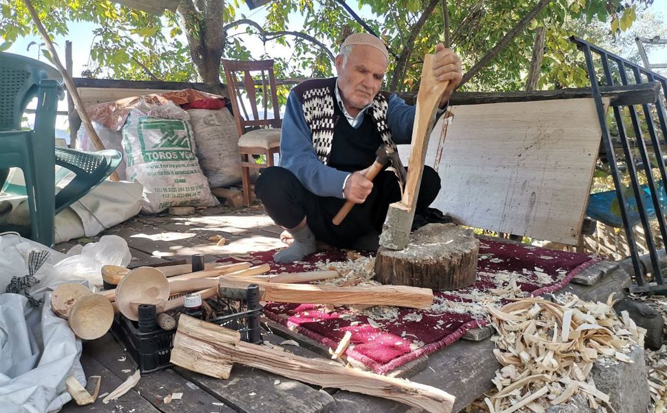 Kahramanmaraşlı Osman Usta, 60 Yıldır Geleneksel El Sanatlarını Yaşatıyor