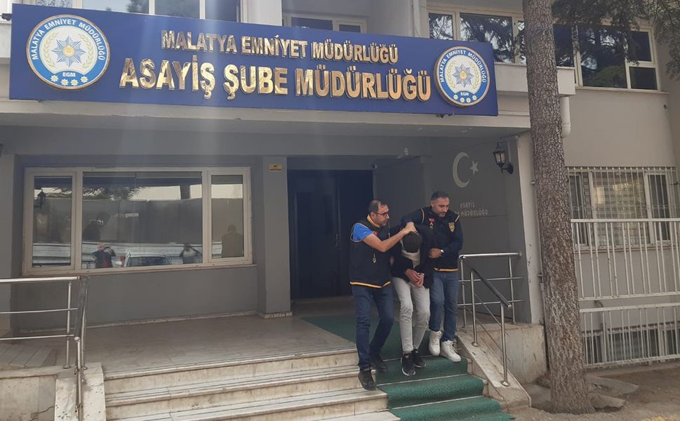 Bilezik siparişini sahibi gibi alarak kuyumcuyu dolandırdı