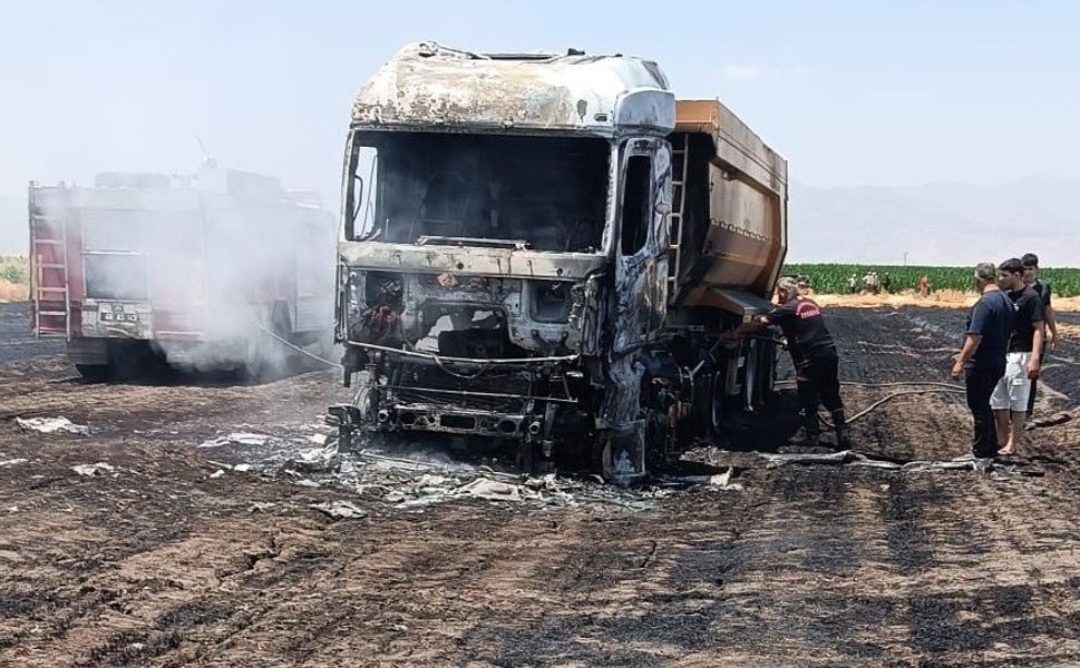 Kahramanmaraş’ta Anız Yangını Park Halindeki Tırı Küle Çevirdi
